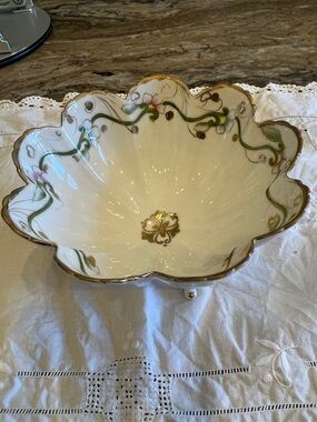 Decorative Scalloped Porcelain Bowl with Gold Accents - White and Green